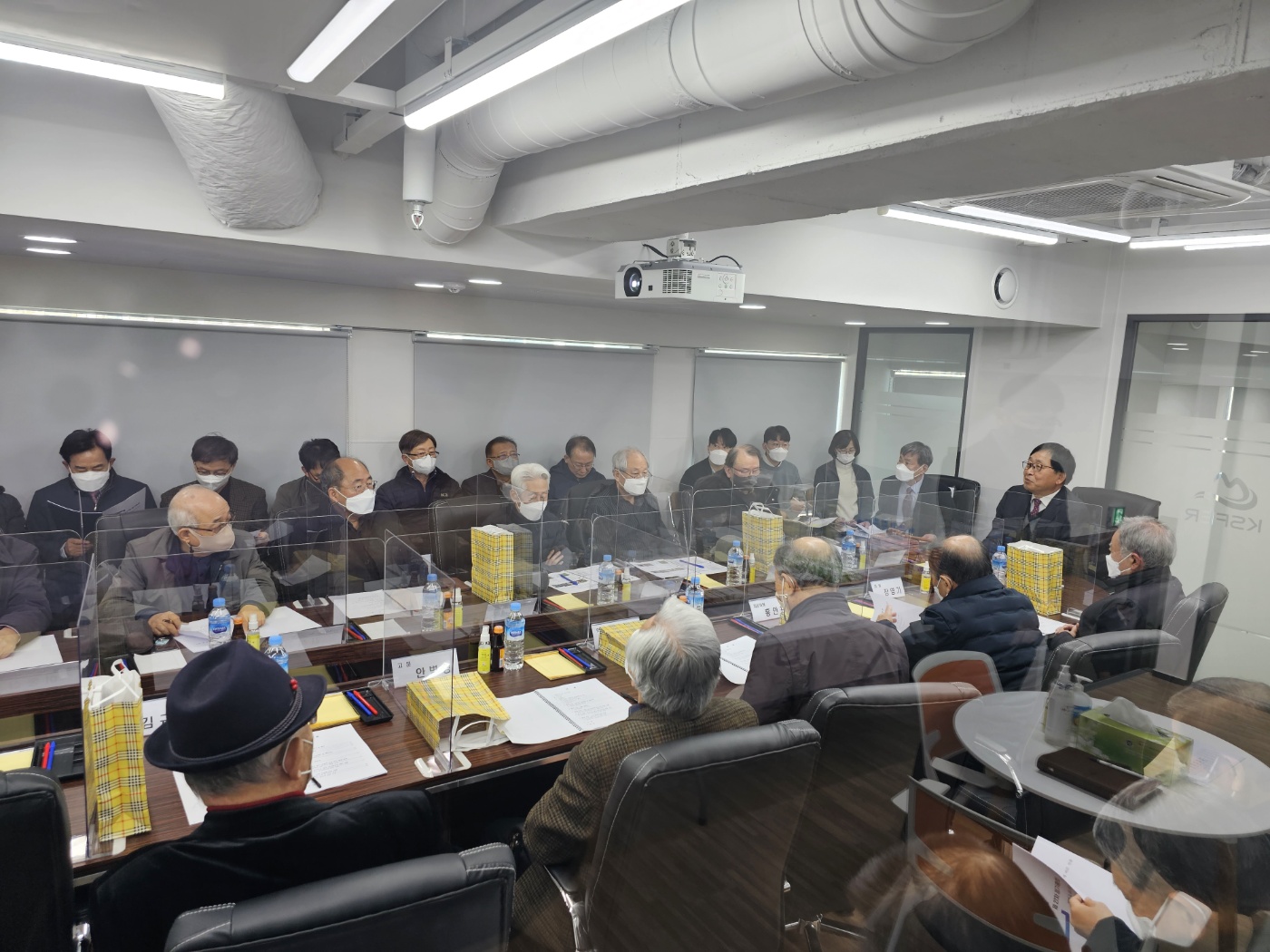 제27차 정기총회: 대회의실에 회원들이 둘러앉아 안건을 심의하는 모습 (2023년 2월 22일)