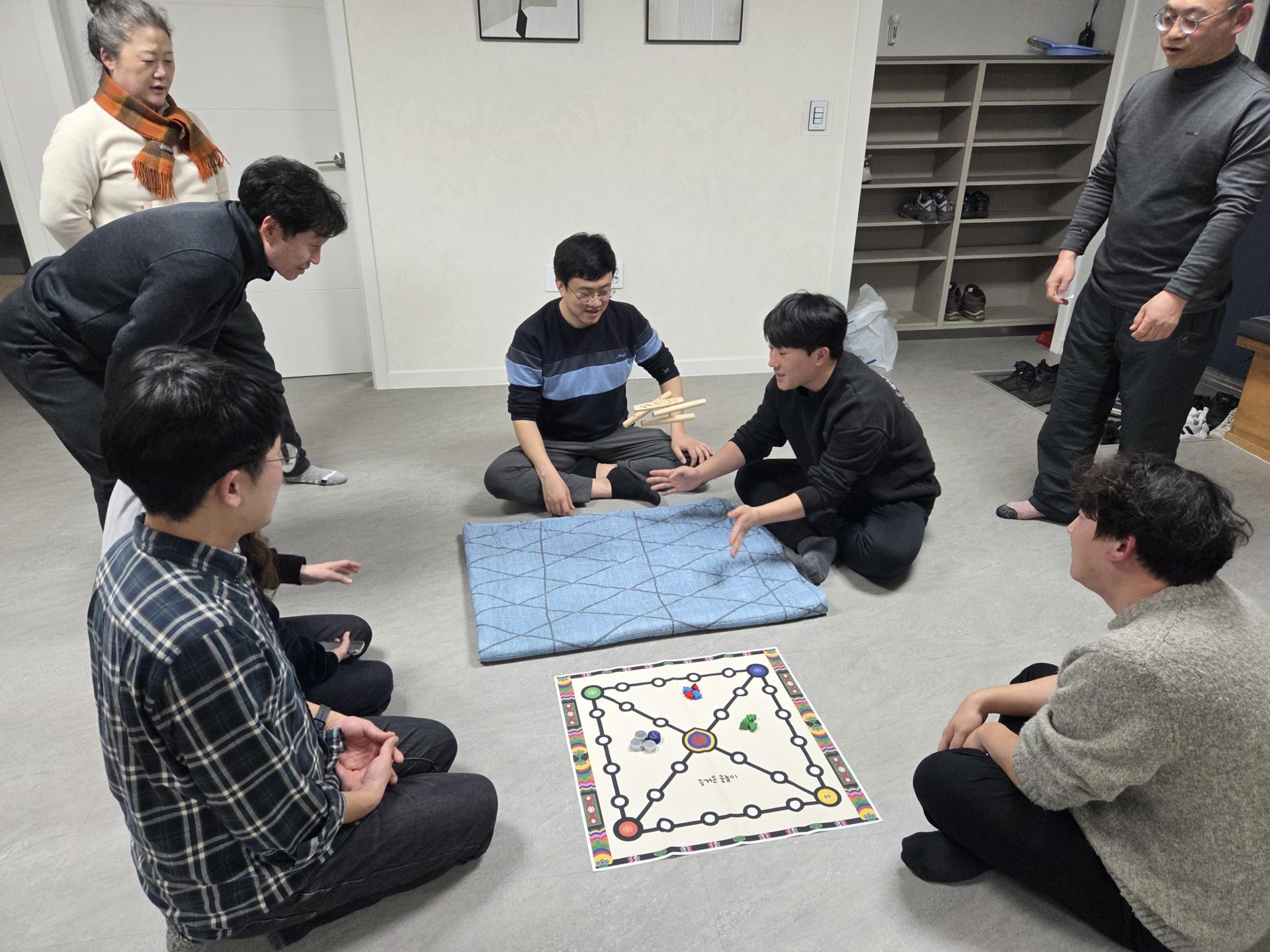 실내에서 윷놀이를 하는 직원들